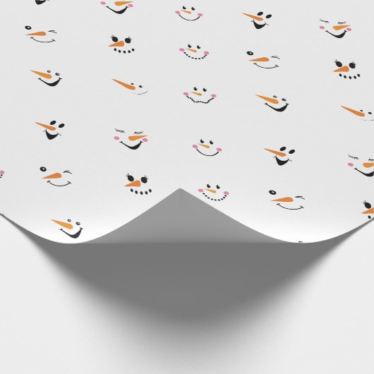 白背景のユーモラスな雪だるまの顔のパターン ラッピングペーパー (角)