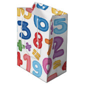 白背景の学校に戻るナンバー ミディアムペーパーバッグ (裏面アングル)