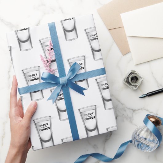 白背景 テキスト付きのショットグラス ラッピングペーパー (ギフト)