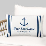 白航海の海軍のカスタムボート名 ランバークッション<br><div class="desc">横形航海のの腰部装飾用クッションには横形のいかり付きエレガントボートが備わ名門私立校風のれてストライプいる。ボートの名前カスタムと場所で文字をパーソナライズする。デザインは、クラシック沿岸の白とネイビーの青の配色を含む。両面の枕は屋内と屋外のファブリックのオプションで利用可能。</div>