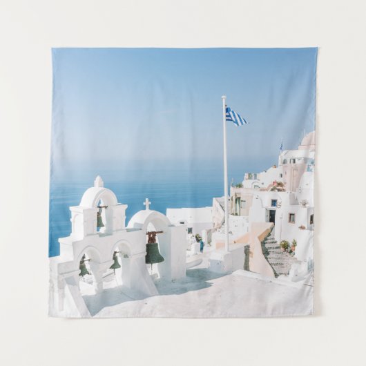 白色コンクリート建物の体近くの水  タペストリー (正面)