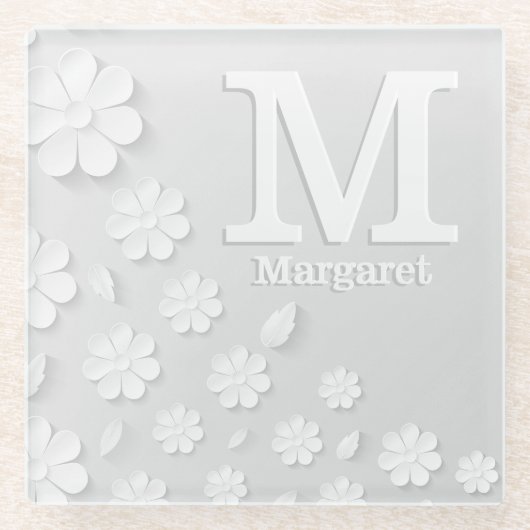 白色フローラエンボス名イニシャル パーソナライズされた ガラスコースター (正面)