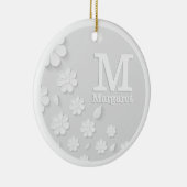 白色フローラエンボス名イニシャル パーソナライズされた セラミックオーナメント (右)