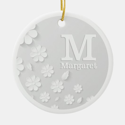 白色フローラエンボス名イニシャル パーソナライズされた セラミックオーナメント (正面)