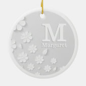 白色フローラエンボス名イニシャル パーソナライズされた セラミックオーナメント (裏面)