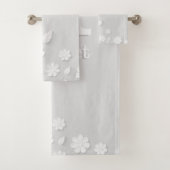 白色フローラエンボス名イニシャル パーソナライズされた バスタオルセット (インサイチュ)