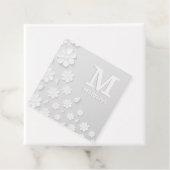 白色フローラエンボス名イニシャル パーソナライズされた フェイバータグ (インサイチュ)