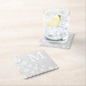 白色フローラエンボス名イニシャル パーソナライズされた ペーパーコースター (インサイチュ)