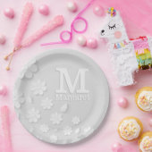 白色フローラエンボス名イニシャル パーソナライズされた ペーパープレート (パーティー)