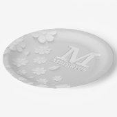 白色フローラエンボス名イニシャル パーソナライズされた ペーパープレート (アングル)