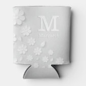 白色フローラエンボス名イニシャル パーソナライズされた 缶クーラー (正面)