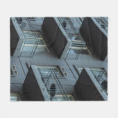 白色金属建物付き白色コンクリート柵 フリースブランケット (正面(横))