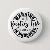 白警告に黒の旅が進む 缶バッジ (正面)