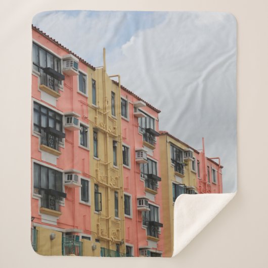 白雲下の黄赤色建物 シェルパブランケット (正面)