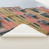 白雲下の黄赤色建物 シェルパブランケット (3/4)