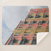 白雲下の黄赤色建物 シェルパブランケット (正面(横))