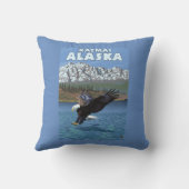 白頭鷲のダイビング- Katmai、アラスカ クッション (裏面)