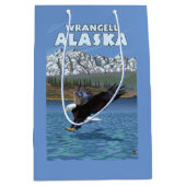 白頭鷲のダイビング- Wrangell、アラスカ ミディアムペーパーバッグ (正面)