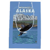 白頭鷲のダイビング- Wrangell、アラスカ ミディアムペーパーバッグ (裏面)