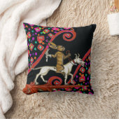 白風変わりい犬に乗る中世の悪いウサギ クッション (ブランケット)