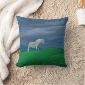 白馬は切迫した嵐の青い裏付けを待ちます クッション (ブランケット)