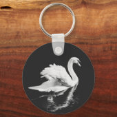 白鳥が白黒で泳ぐ キーホルダー (正面)