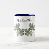 白鳥とハイビスカスパーソナライズされた花 ツートーンマグカップ (中央)