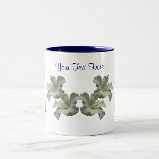 白鳥とハイビスカスパーソナライズされた花 ツートーンマグカップ (中央)