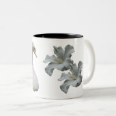 白鳥とハイビスカスパーソナライズされた花 ツートーンマグカップ (正面右)