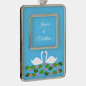 白鳥と睡蓮結婚のカスタム シルバープレートフレームオーナメント (右)