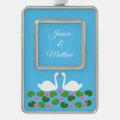 白鳥と睡蓮結婚のカスタム シルバープレートフレームオーナメント (正面)