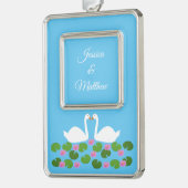 白鳥と睡蓮結婚のカスタム シルバープレートフレームオーナメント (左)