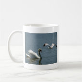 白鳥と遊んでいる鳥 コーヒーマグカップ (左)