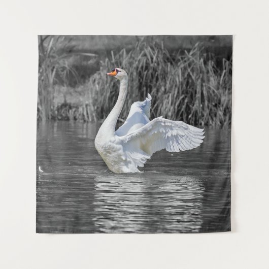 白鳥のモノクロ写真 タペストリー (正面)