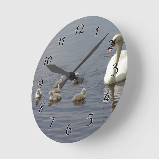 白鳥の家族とママとアヒルまたはシグネット ラウンド壁時計 (傾斜)