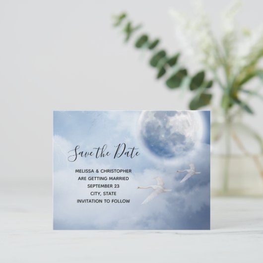 白鳥の美しい青飛んでいるい空が日付を保存 インビテーションポストカード (スタンド正面)