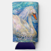 白鳥の花嫁w/ヴェールオンウォーターブルーパーソナライズされたホワイト スリム缶クーラー (裏面)