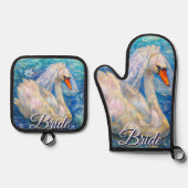 白鳥の花嫁w/ヴェールオンウォーターブルーパーソナライズされたホワイト 鍋つかみ&鍋敷きセット (正面)