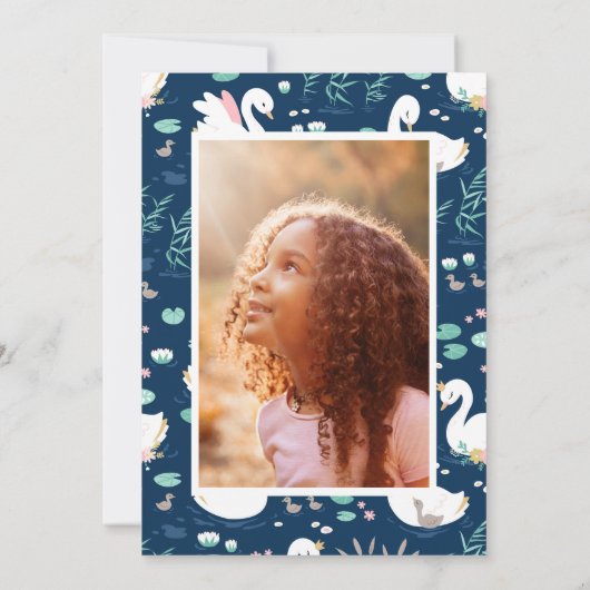 白鳥の赤ちゃんガーリーシャワーピンクのネイビーブルーかわいいエレガント 招待状 (裏面)