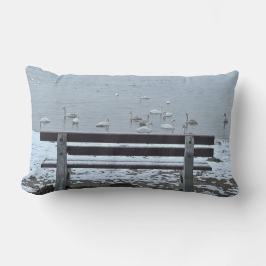 白鳥、湖とベンチ – クッション (正面)