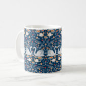 白鳥、魚、花が青い背景。デコラティフ コーヒーマグカップ (正面左)