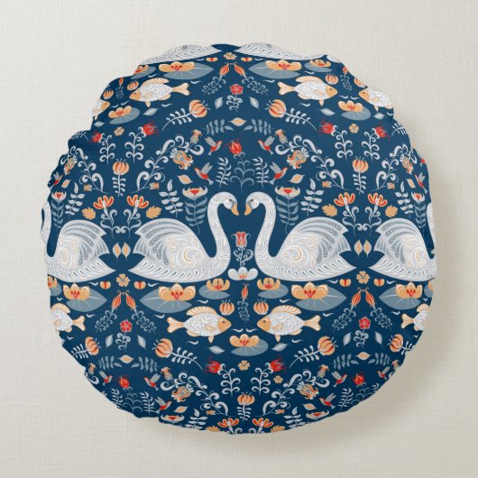 白鳥、魚、花が青い背景。デコラティフ ラウンドクッション (正面)