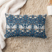 白鳥、魚、花が青い背景。デコラティフ ランバークッション (ブランケット)