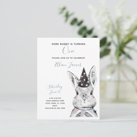 白黒いくつかのバニーが1つの誕生日を回している インビテーションポストカード (スタンド正面)