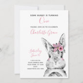 白黒いくつかのバニーが1つの誕生日を回している 招待状 (正面)