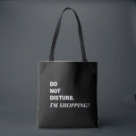 白黒おもしろいことわざトートバッグ トートバッグ<br><div class="desc">ことわざおもしろい、邪魔しないで、私はショッピングトートバッグ。黒い背景に白いレタリングを搭載。簡単用の上部と黒のダブルショルダーストラップを開運く。誕生日、母の日または休日の贈り物に最適な与え繰車。キンバリー・ブレット。</div>