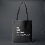 白黒おもしろいことわざトートバッグ トートバッグ<br><div class="desc">ことわざおもしろい、邪魔しないで、私はショッピングトートバッグ。黒い背景に白いレタリングを搭載。簡単用の上部と黒のダブルショルダーストラップを開運く。誕生日、母の日または休日の贈り物に最適な与え繰車。キンバリー・ブレット。</div>