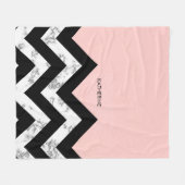 白黒およびピンクのシェブロン フリースブランケット (正面(横))