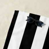 白黒およびピンクのストライプのなビーチタオル ビーチタオル (インサイチュ)