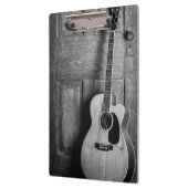 白黒でドアに寄り掛かるギター クリップボード (左)